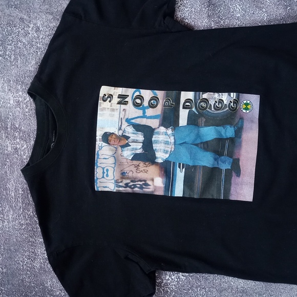 Snoop Dogg Standing In Front Of Car T-Shirt UNISEX - Picture 3 of 4